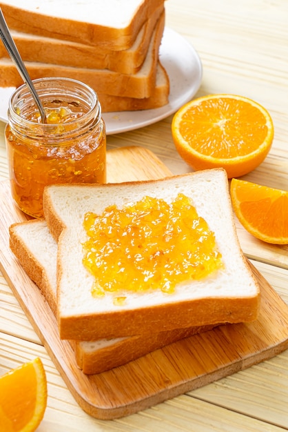 Rebanadas de pan con mermelada de naranja