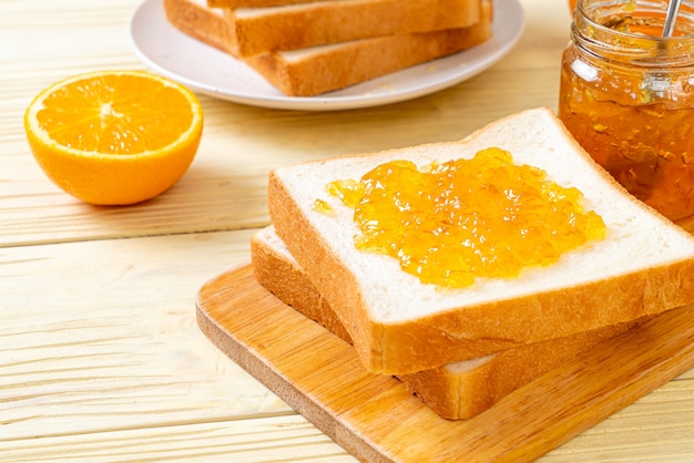 Rebanadas de pan con mermelada de naranja