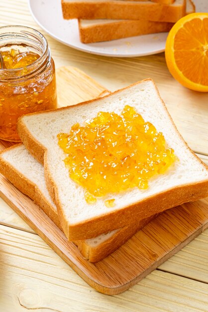 Rebanadas de pan con mermelada de naranja