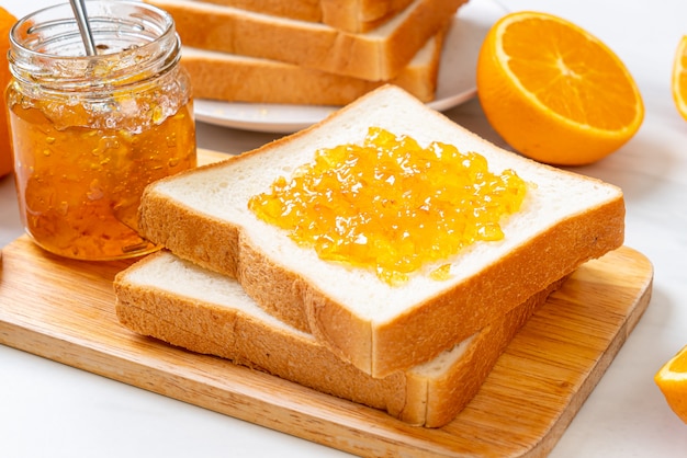 Rebanadas de pan con mermelada de naranja