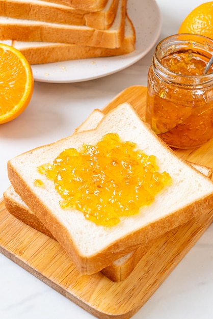 Rebanadas de pan con mermelada de naranja