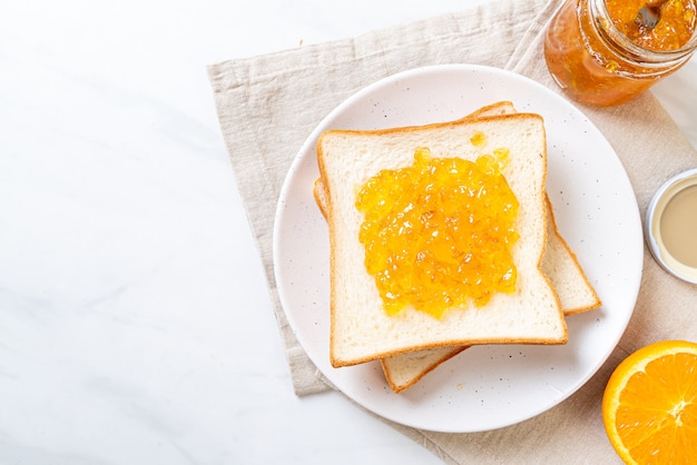 Rebanadas de pan con mermelada de naranja