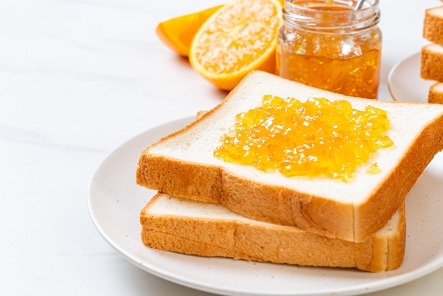 Rebanadas de pan con mermelada de naranja