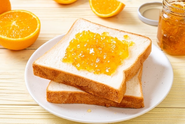 Rebanadas de pan con mermelada de naranja