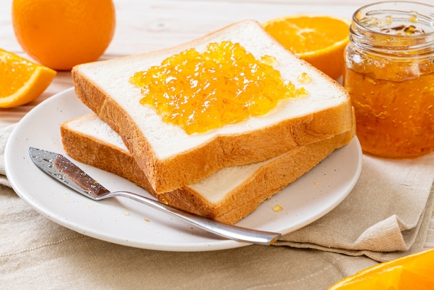 Rebanadas de pan con mermelada de naranja