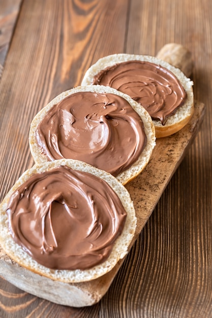 Rebanadas de pan con pasta de chocolate