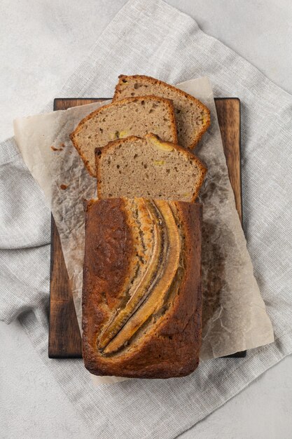 Rebanadas de pan de plátano listo para usar en una vista superior de fondo claro