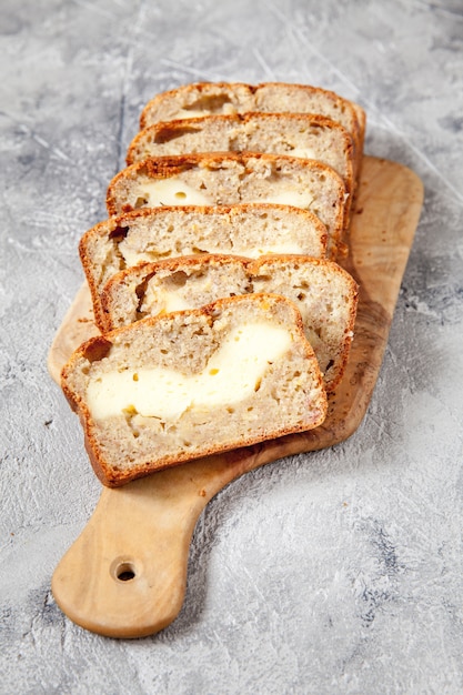 Rebanadas de pan de plátano con queso crema