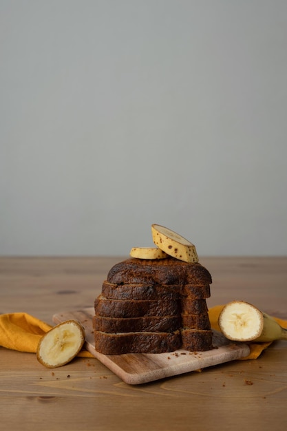 Rebanadas de pan de plátano en una tabla de madera