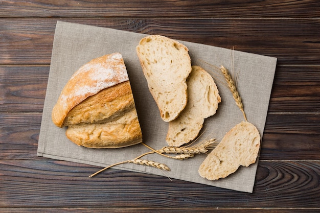 Rebanadas de pan recién horneado en una servilleta contra la vista superior de fondo natural