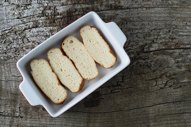 Rebanadas de pan remojadas en leche para hacer torrijas Copiar espacio