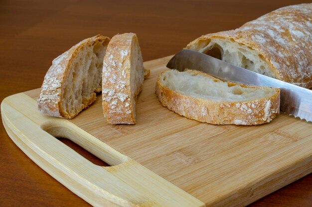 Rebanadas de pan rústico sobre mesa de madera
