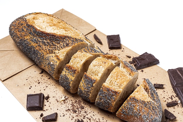 Rebanadas de pan de semillas casero con una barra de chocolate desde arriba