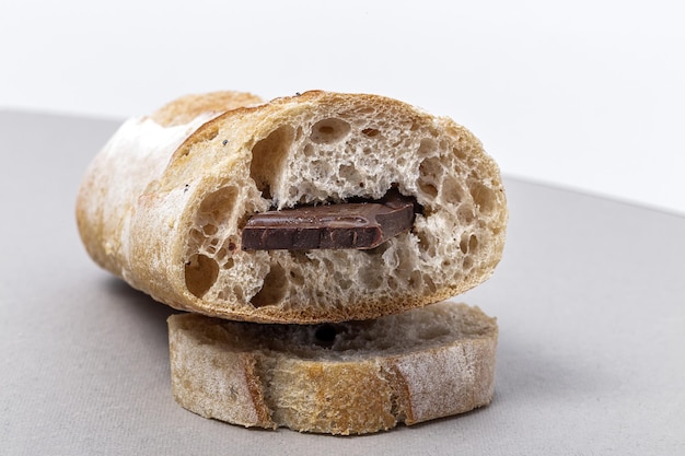 Rebanadas de pan de semillas casero con una barra de chocolate desde arriba