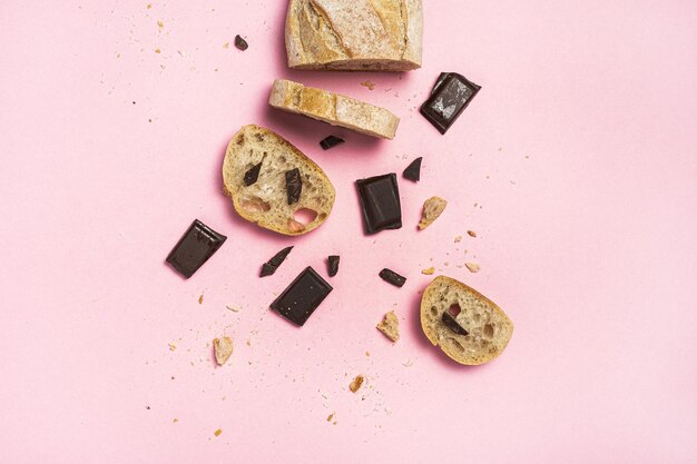 Rebanadas de pan de semillas casero con una barra de chocolate desde arriba