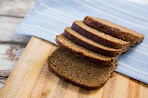 Foto rebanadas de pan con servilleta