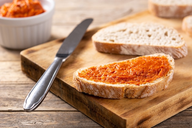 Rebanadas de pan tostado con sobrasada sobre mesa de madera rústica. Comida típica de Mallorca en España.