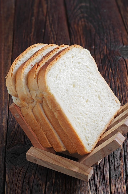 Rebanadas de pan tostado sobre fondo de madera