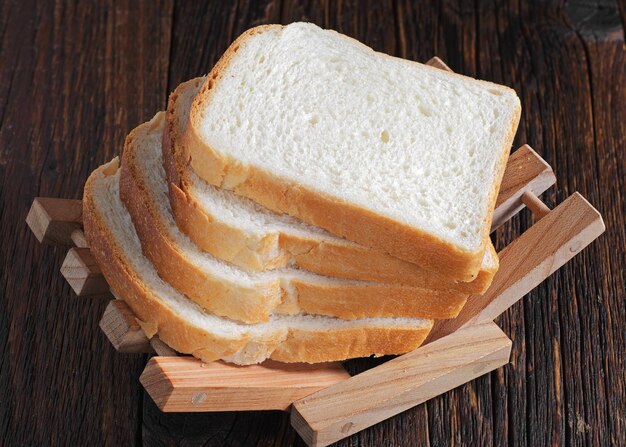 Rebanadas de pan tostado sobre fondo de madera