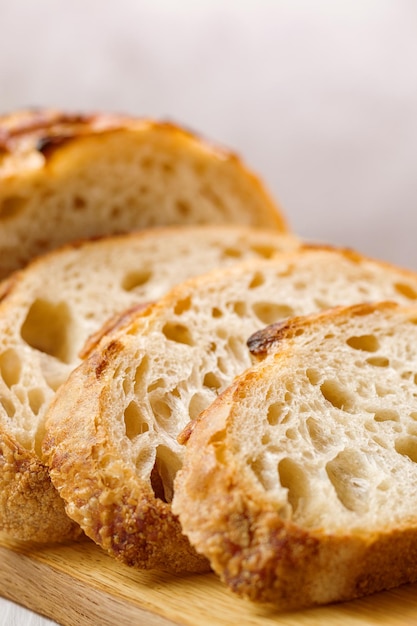 Rebanadas de pan de trigo a bordo de cerca