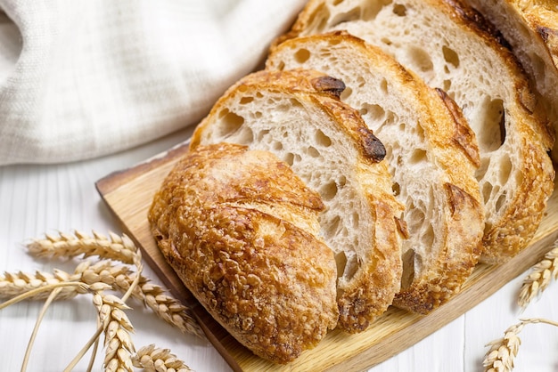 Rebanadas de pan de trigo a bordo de cerca