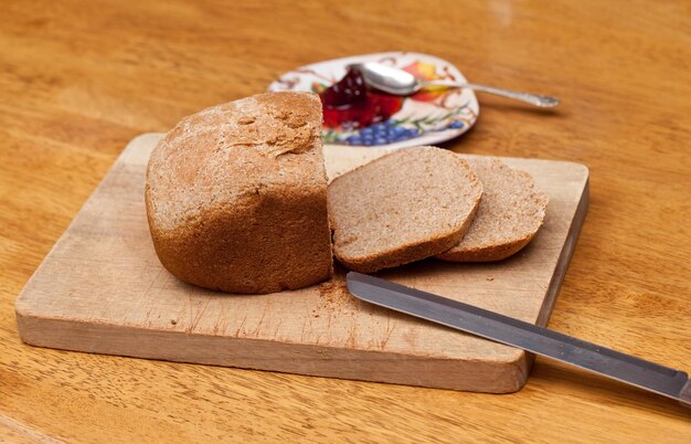 Rebanadas de pan de trigo y mermelada