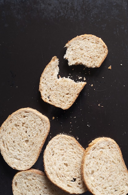 Rebanadas de pan de trigo sobre una mesa negra