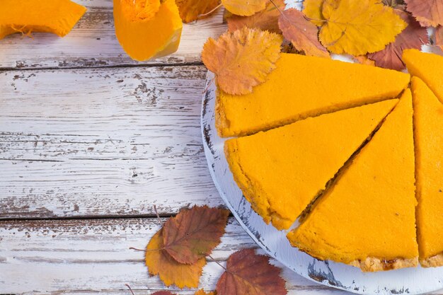 Rebanadas de pastel de calabaza con canela sobre un fondo de madera blanca vista superior tortas caseras