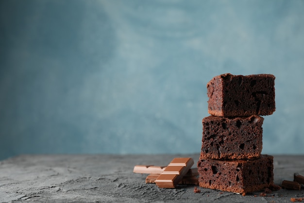 Rebanadas de pastel de chocolate y chocolate en mesa negra