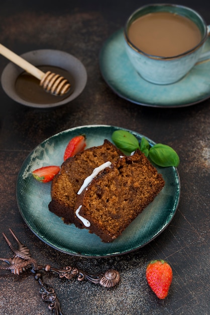 Rebanadas de pastel de miel casero con café