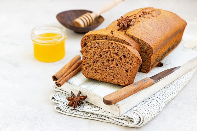 Rebanadas de pastel de miel picante con canela y anís estrella. Pastel de miel para Rosh Hashaná.