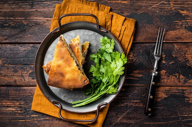 Rebanadas de pastel de Osetia con carne Fondo de madera Vista superior