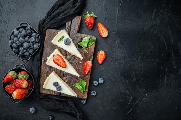 Rebanadas de pastel de queso clásico de Nueva York sobre fondo negro vista superior plana con espacio de copia para texto