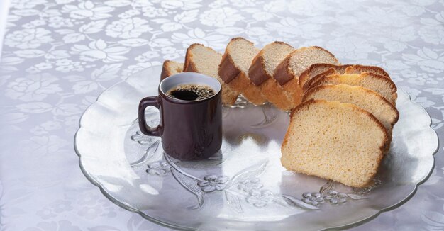 Rebanadas de pastel y una taza de café en un plato sobre una mesa