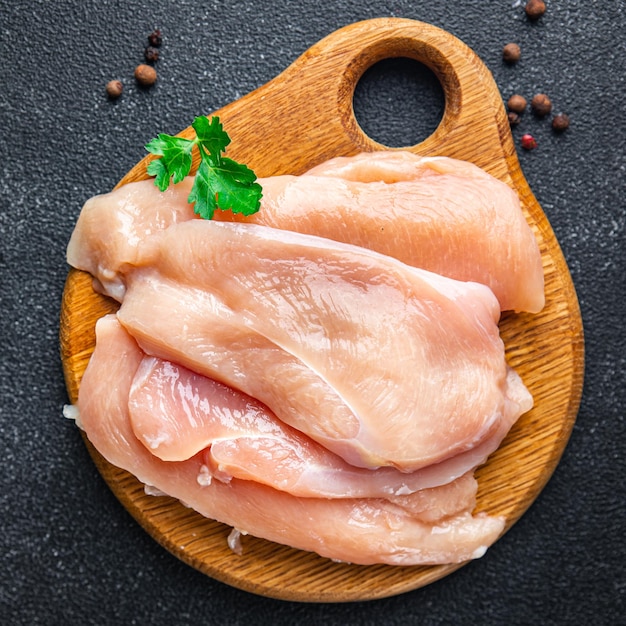 Rebanadas de pechuga de pollo cruda carne de aves de corral comida saludable dieta snack en la mesa copia espacio comida