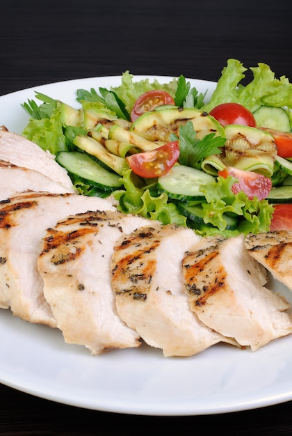 Rebanadas de pechuga de pollo tierna a la plancha con verduras