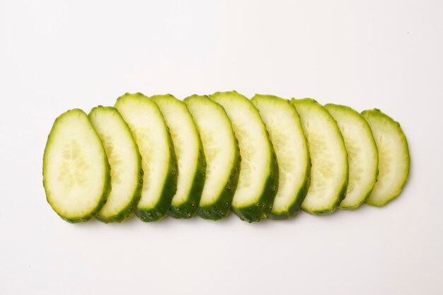 rebanadas de pepino aisladas en blanco de cerca comida vegetariana saludable