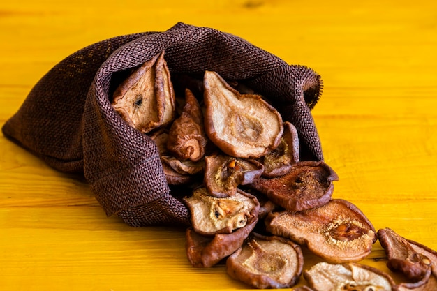 Rebanadas de peras secas delicioso bocadillo comida saludable primer plano sobre un fondo de madera