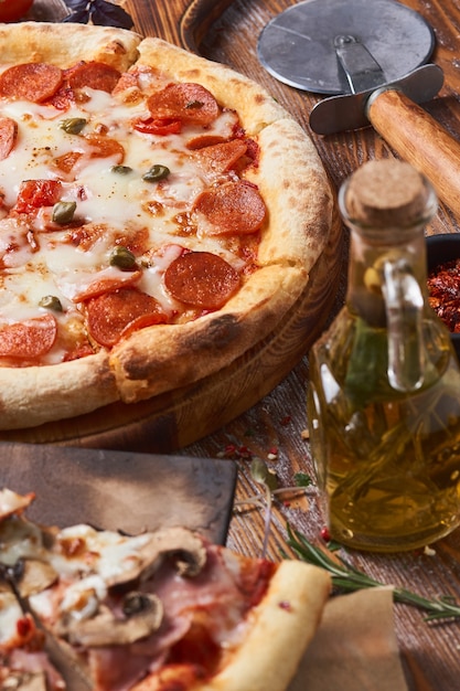 Rebanadas de pizza en una mesa de madera