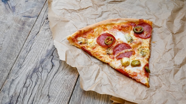 Rebanadas de pizza en una mesa de restaurante