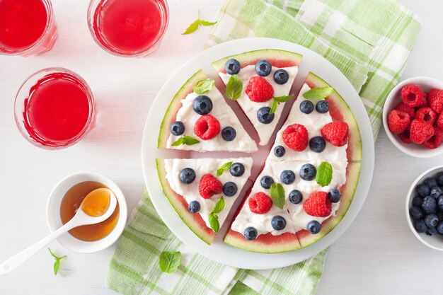 Rebanadas de pizza de sandía con yogur y bayas, postre de verano