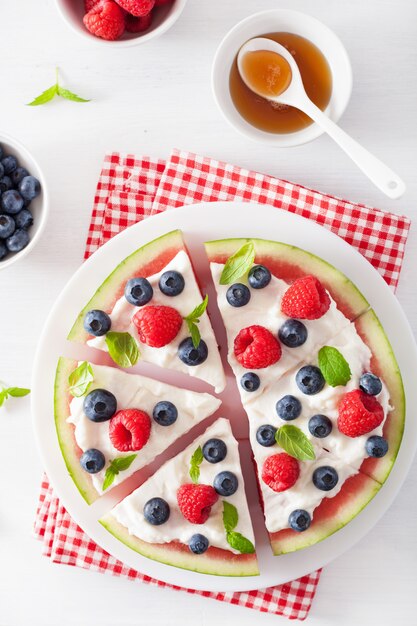 Rebanadas de pizza de sandía con yogur y bayas, postre de verano