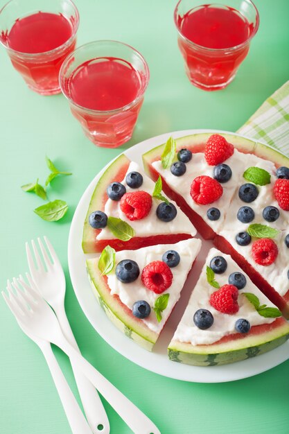 Rebanadas de pizza de sandía con yogur y bayas, postre de verano