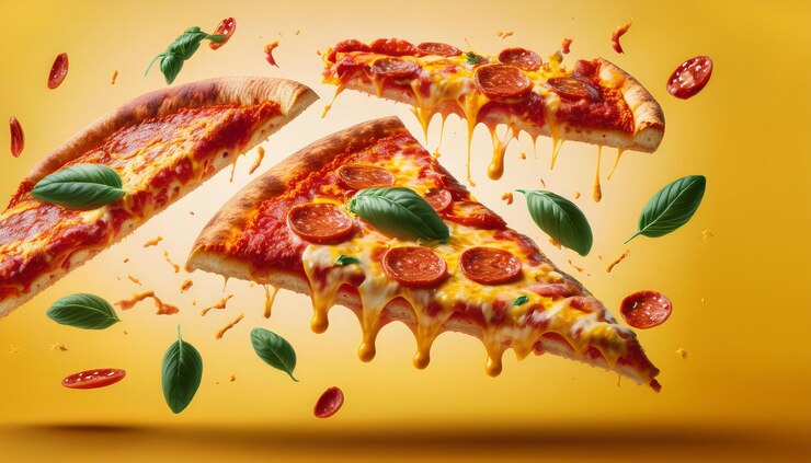 Las rebanadas de pizza volando aisladas sobre un fondo amarillo