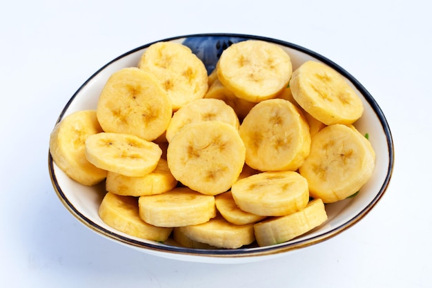 Rebanadas del plátano aisladas en el fondo blanco