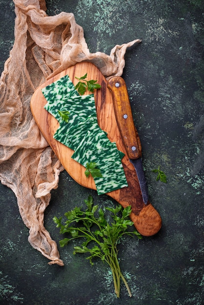 Rebanadas de queso verde con hierbas.