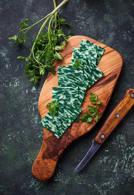 Rebanadas de queso verde con hierbas.