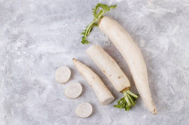 Rebanadas de rábano Daikon blanco picado sobre un fondo claro