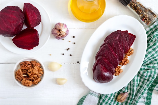 Rebanadas de remolacha hervida en un plato blanco. Fuente de energía. Dieta saludable vegetal. Vista superior.