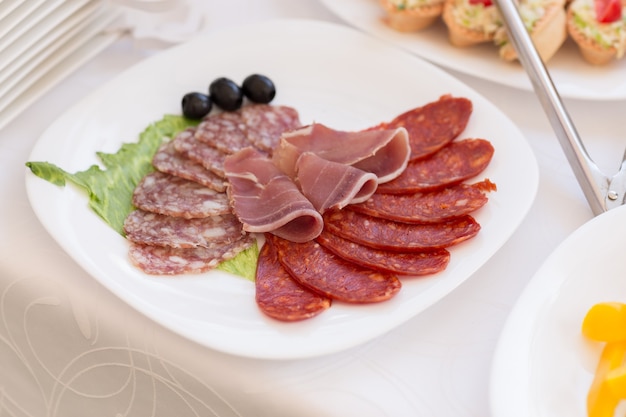 Rebanadas de salami y carne en la mesa del festival